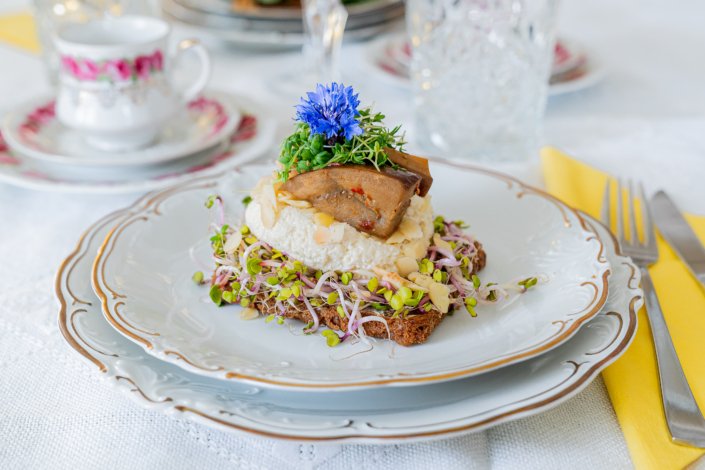 Veganskt smörrebröd med cashewnötkräm